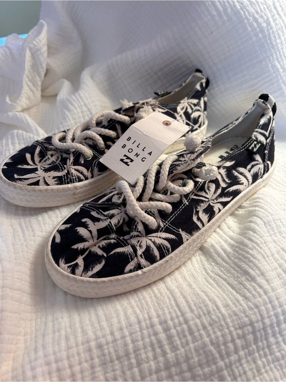 NWT!  Billabong women’s shoes